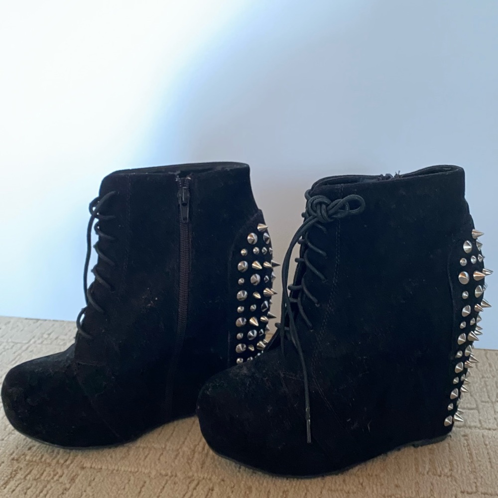 spiked wedges